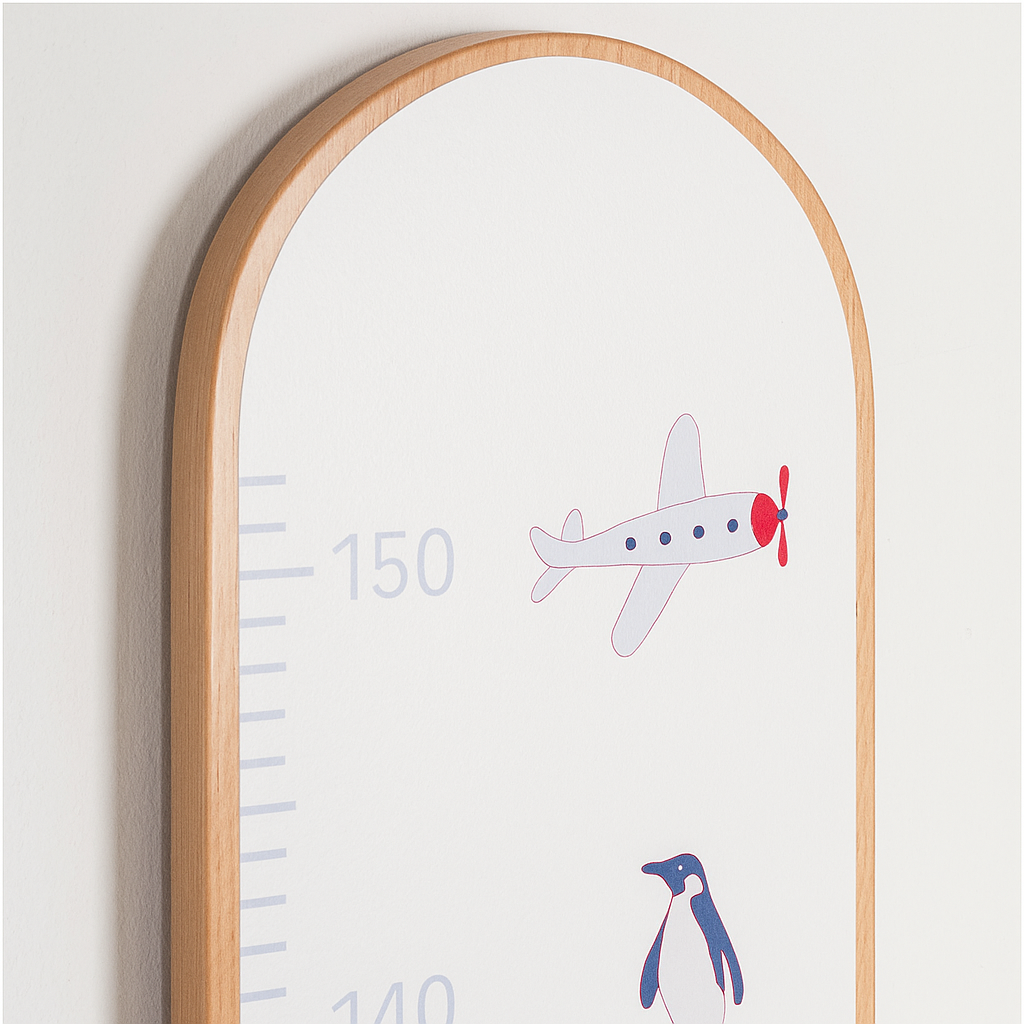 Individualisierte Messlatte aus Naturholz für Kinderzimmer_close