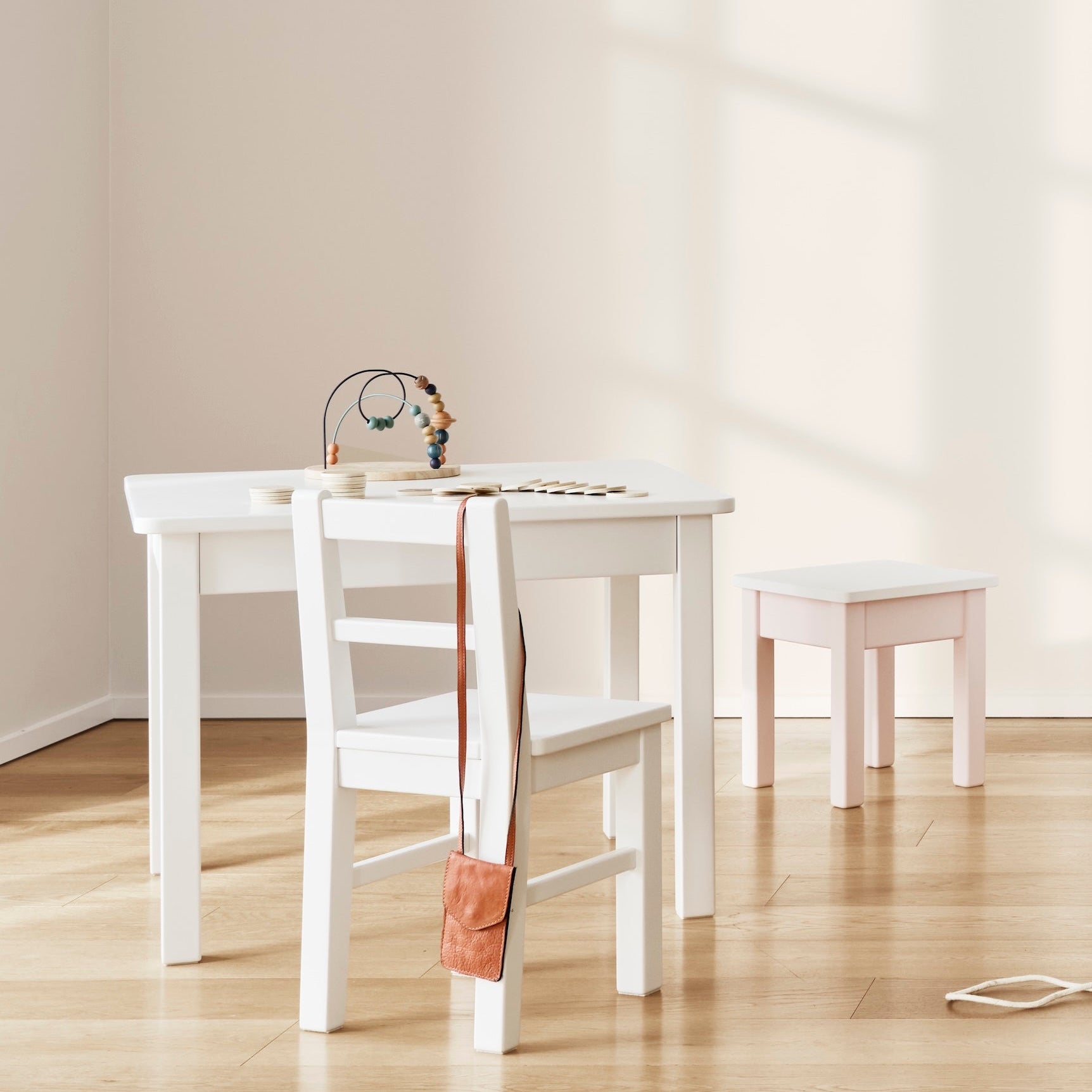 Kindersitzgruppe mit Tisch und Stuhl, Hocker aus Massivholz