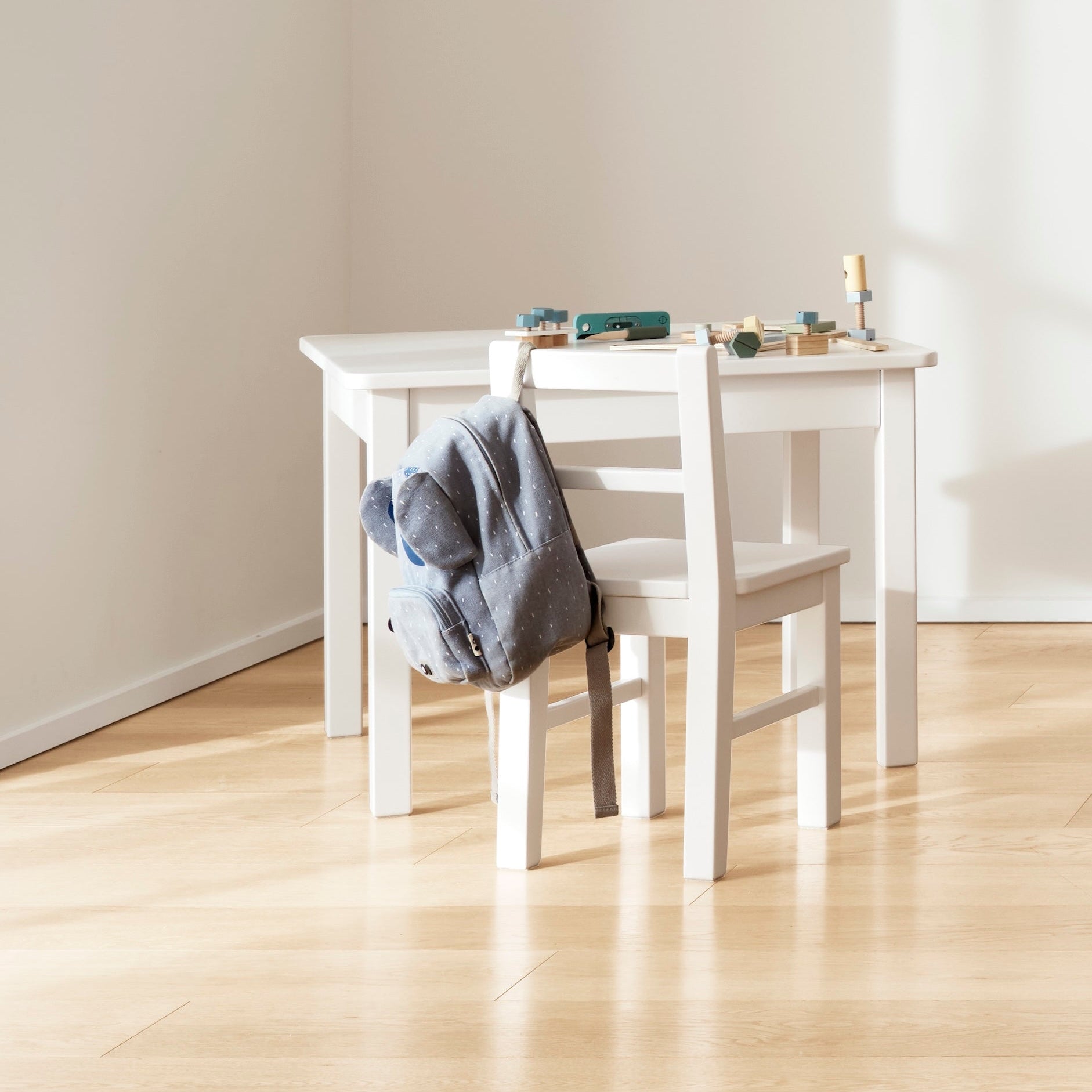 Kindersitzgruppe mit Tisch und Stuhl aus Massivholz