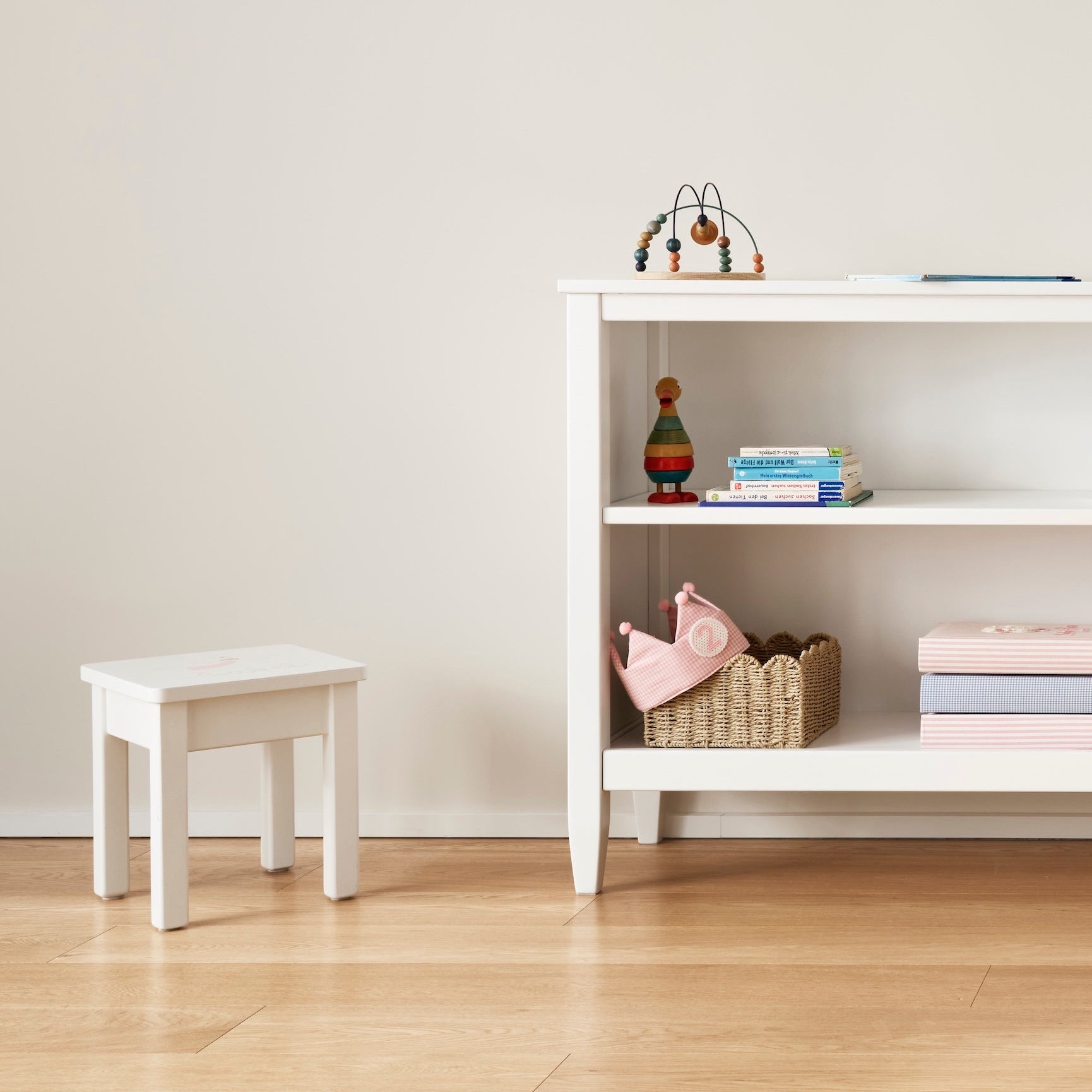 Weiß lackierter Kinderhocker aus Massivholz im Kinderzimmer