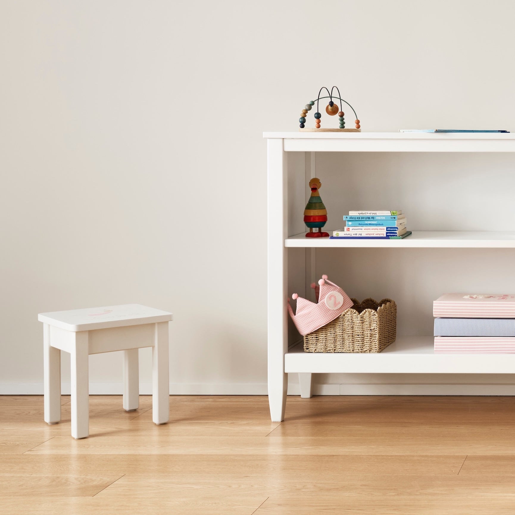 Tabouret pour enfant blanc peint à la main